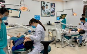 Các bác sĩ tại Beauty Dental đang khám răng cho khách hàng