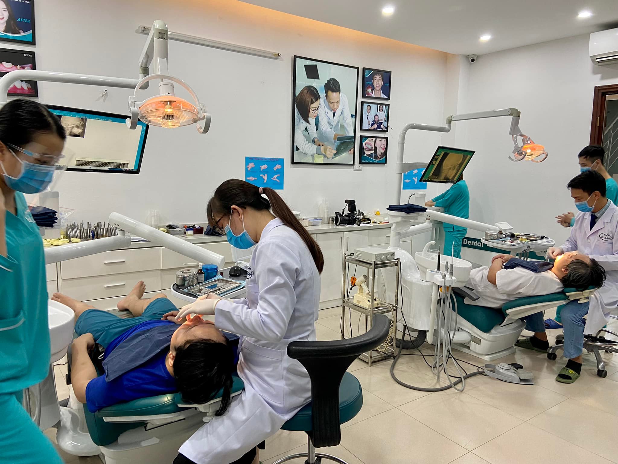 Các bác sĩ tại Beauty Dental đang khám răng cho khách hàng