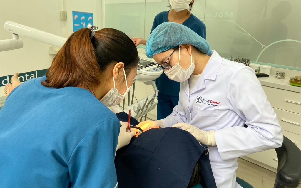 Nhiều khách hàng phải đến gặp bác sĩ do gặp tình trạng cười hở lợi khi niềng răng
