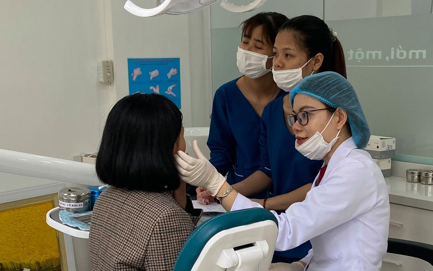 Các bác sĩ chỉnh nha tại Beauty Dental sẽ khám và đưa ra phương pháp điều trị phù hợp cho khách hàng