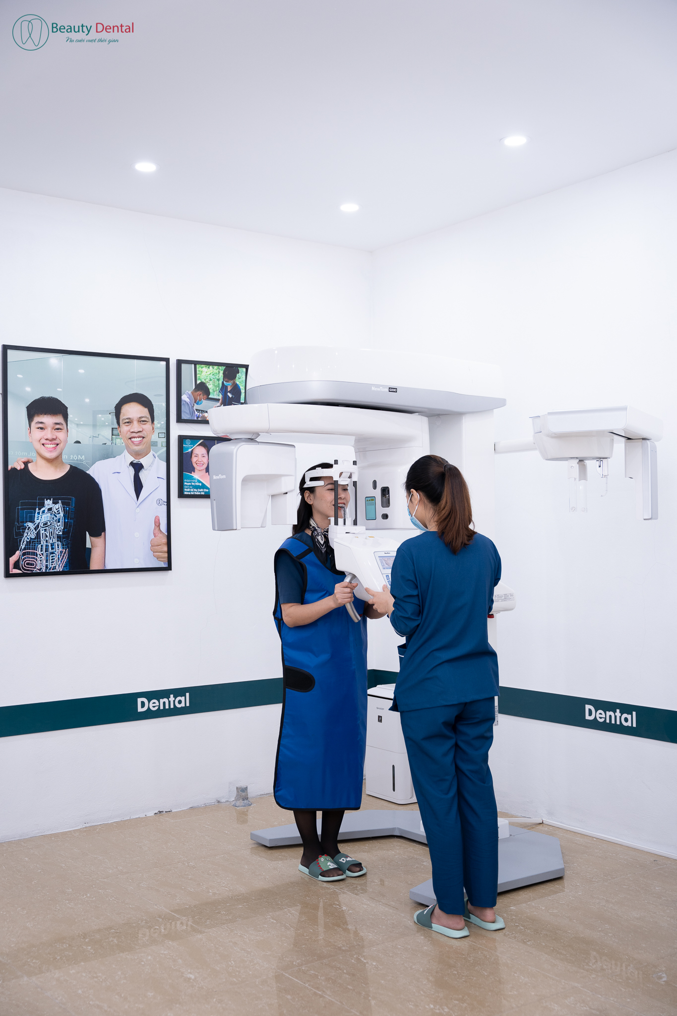 Khách hàng được kiểm tra trước để xác định thời điểm nhổ răng