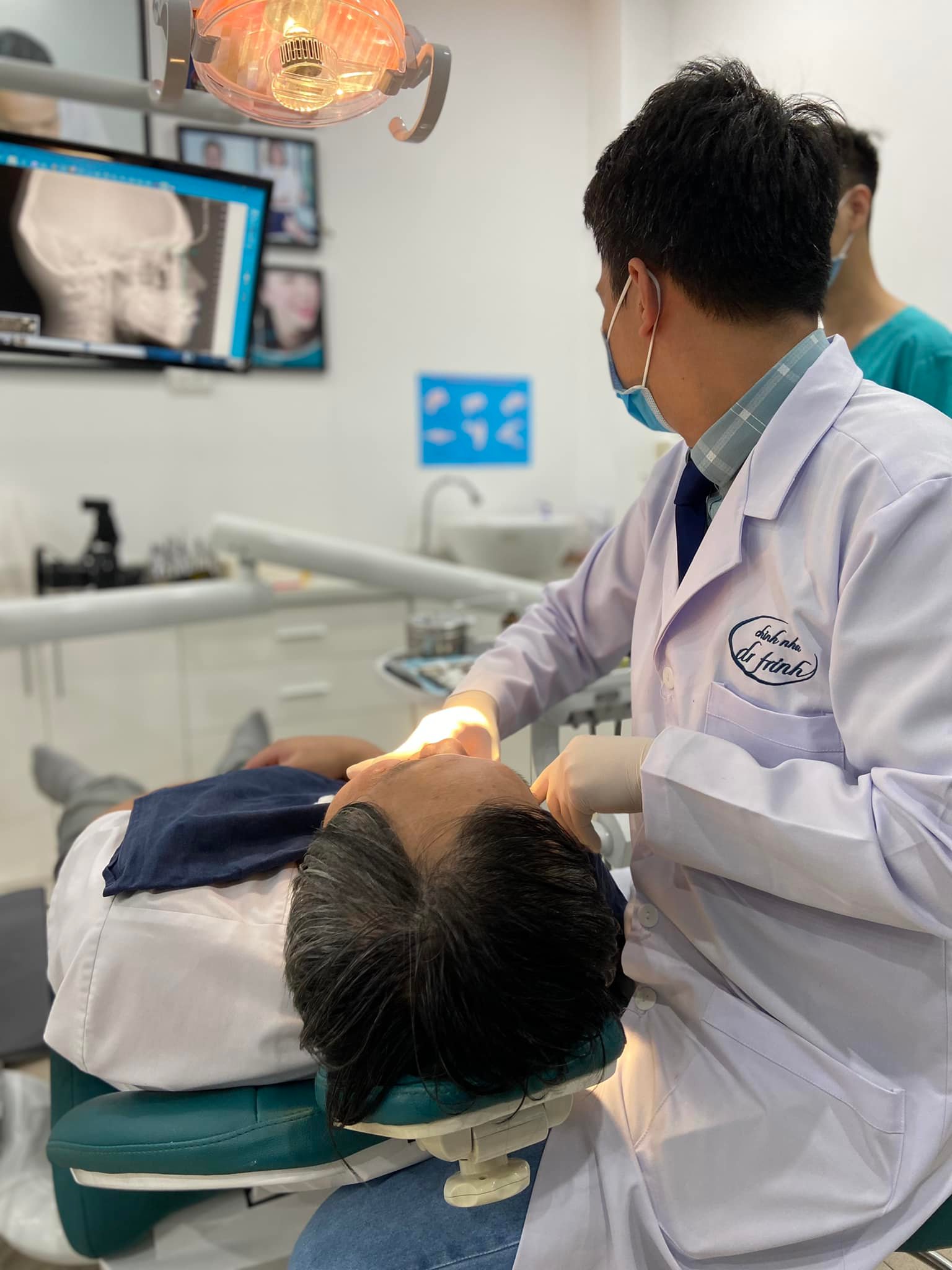 Bác sĩ Trinh đang xem phim X-quang của khách hàng
