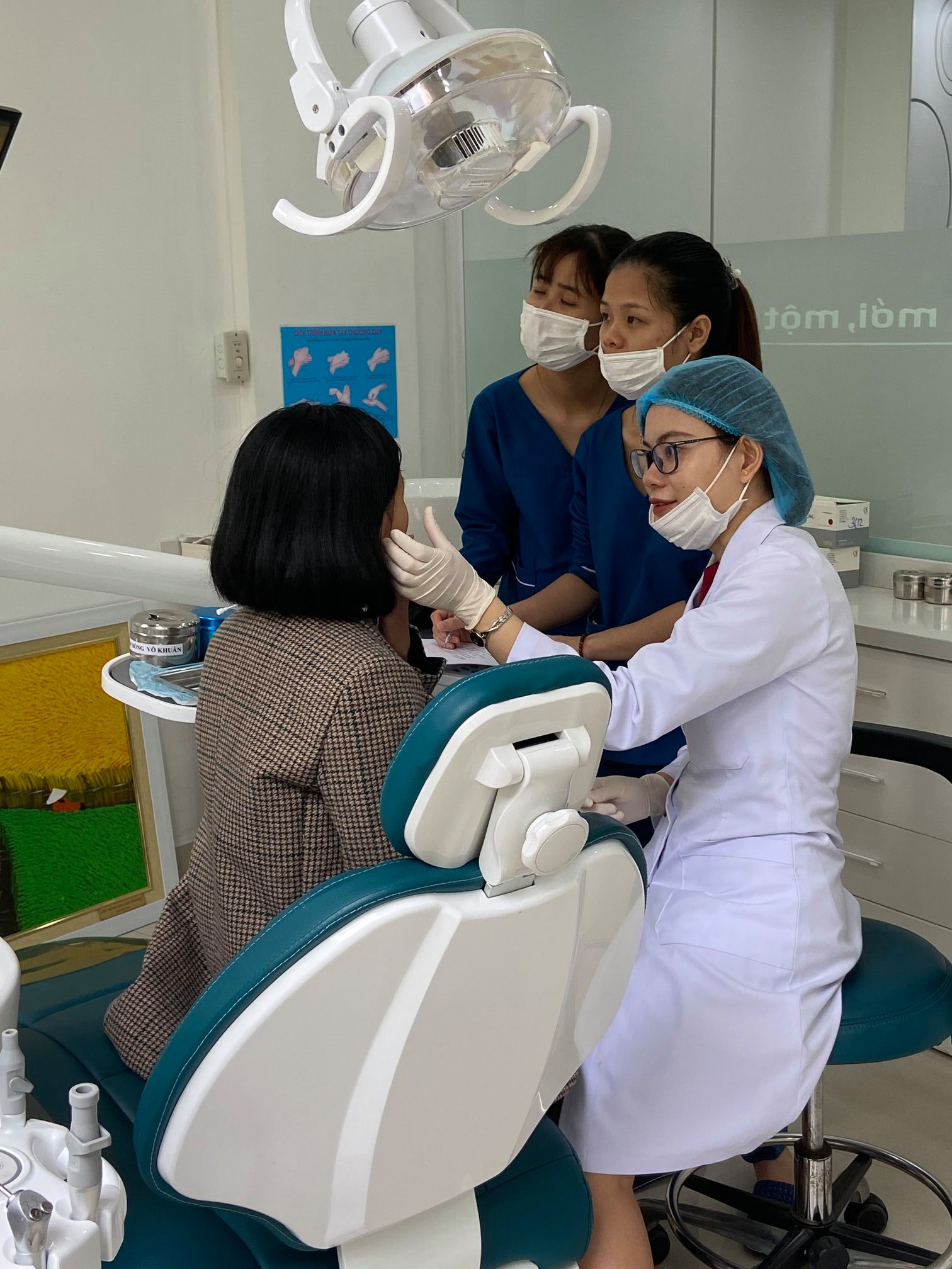 Nếu gặp các dấu hiệu viêm lợi khi niềng răng, các bạn cần đến ngay nha khoa để điều trị kịp thời