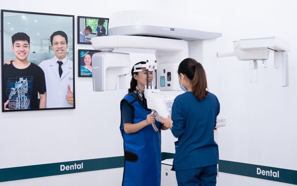 Bác sĩ kiểm tra tình trạng thẩm mỹ và sức khỏe răng của răng để đưa ra phác đồ điều trị phù hợp với khách hàng