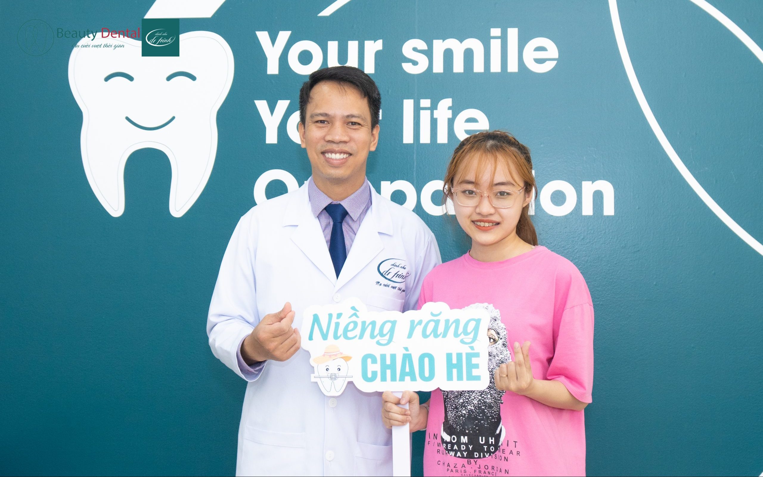 Thạc sĩ - bác sĩ Trần Đức Trinh (giám đốc - phụ trách chuyên môn của Beauty Dental) chụp hình cùng khách hàng 