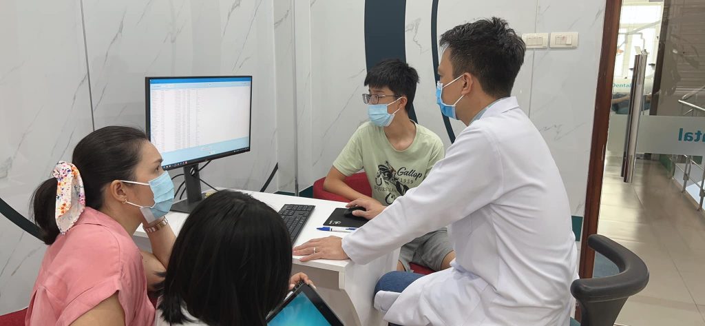 Khách hàng được tư vấn kỹ lưỡng trước khi niềng răng