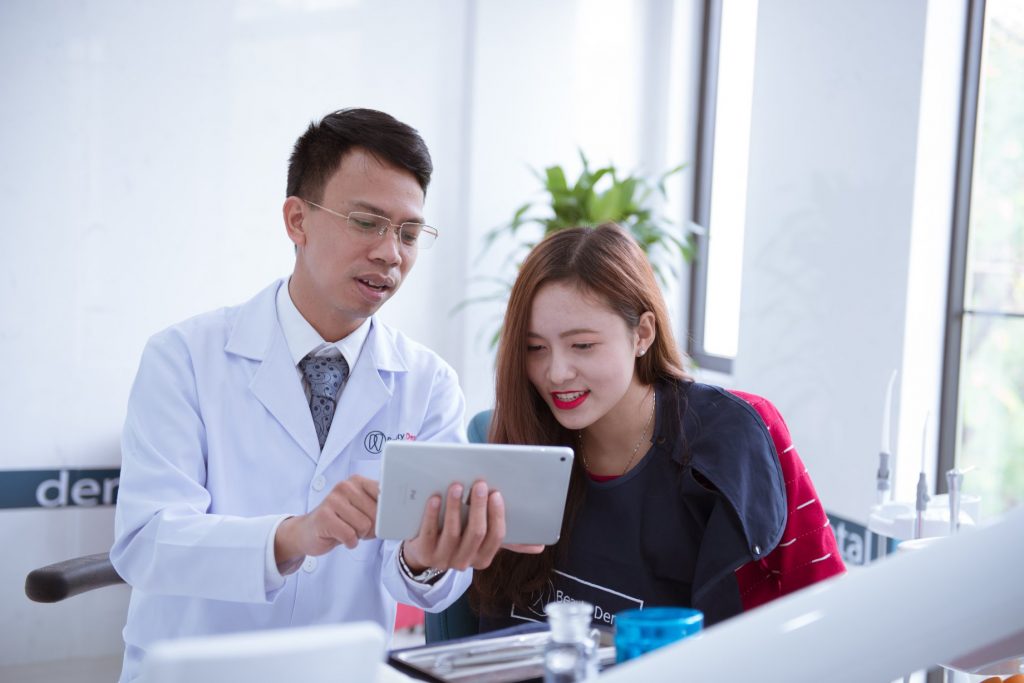 Khách hàng luôn được thăm khám và tư vấn cụ thể trước khi niềng răng 