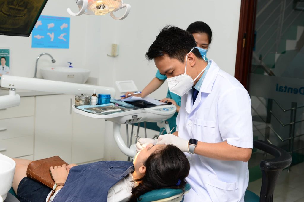 Khách hàng cần phối hợp với bác sĩ trong quá trình niềng răng 