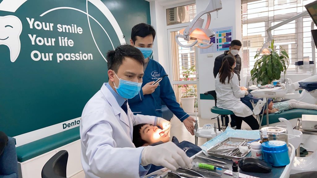 Khách hàng cần đến khám theo lịch hẹn để giữ đúng lộ trình niềng răng 