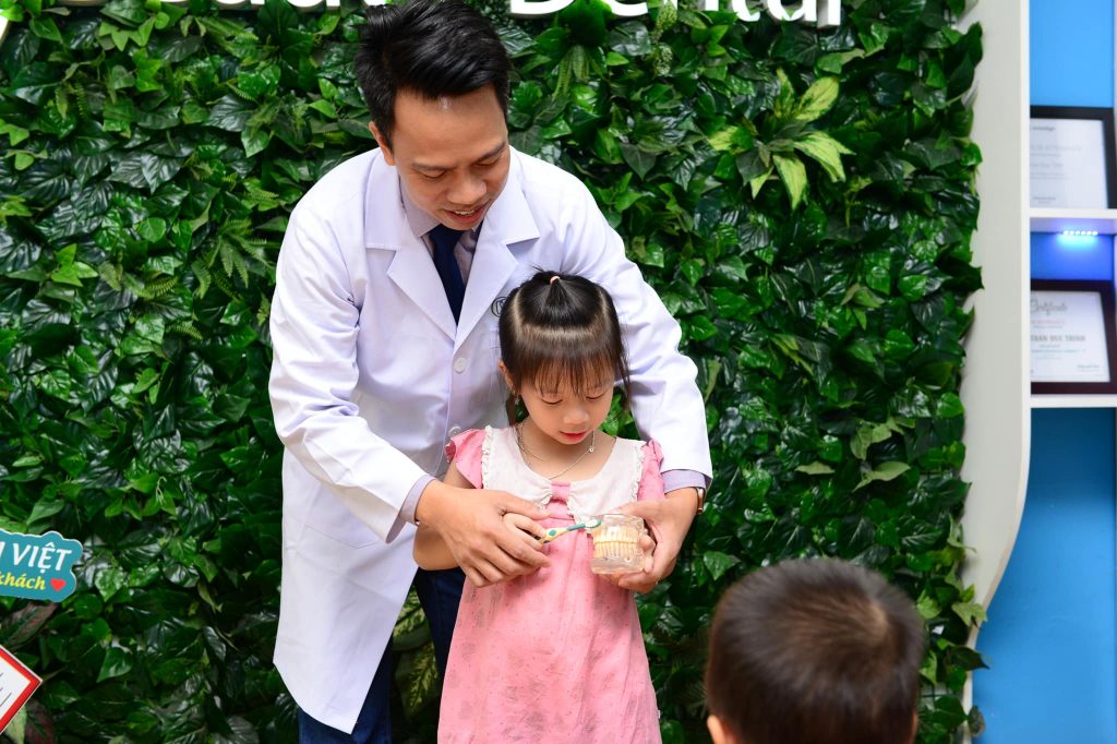 Trẻ nên được học cách vệ sinh răng từ nhỏ 