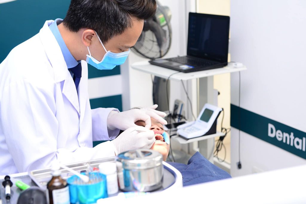 Bác sĩ giỏi luôn kiểm soát tốt lực kéo răng 